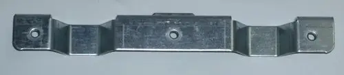Metallische Rohrbefestigung von Daikin mit zwei Bohrlöchern und einer zentrierten Aussparung, geeignet für die Installation von Heizungsrohren.